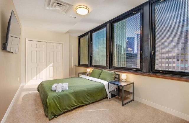 Luxe City Views | 8th Floor | 24/7 Valet Gym Terrace Roku