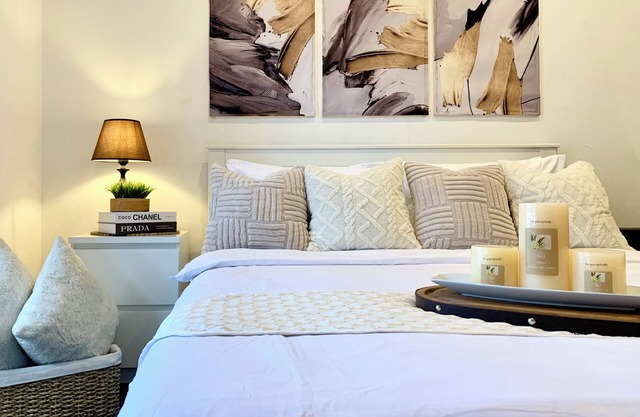 LUXE Condo Getaway 5mins to Session Road Burnham Park w/FREE Parking Fast WIFI