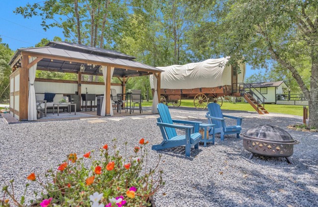 Luxe Covered Wagon! King Bed - Full Bath - AC/Heat