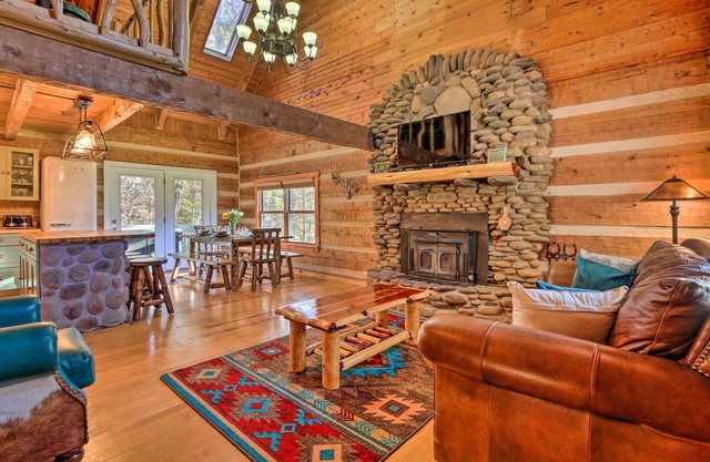 Luxe Dog-Friendly Cabin w/Hot Tub & Game Room