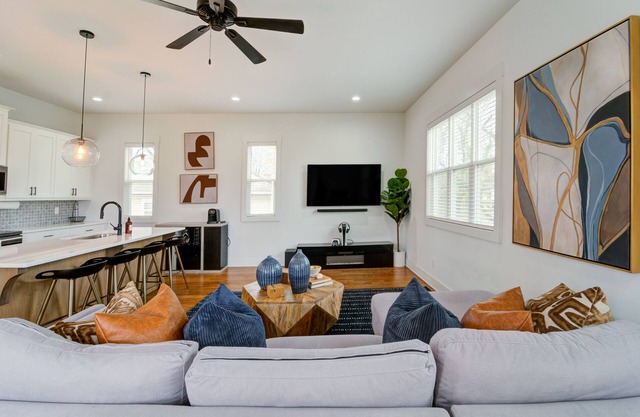 Luxe Downtown Retreat: Skyline Views