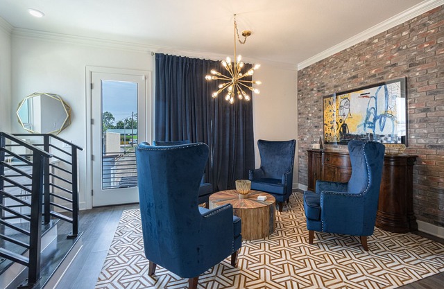 Luxe Downtown Townhouse – Walkable, Stylish & Spacious