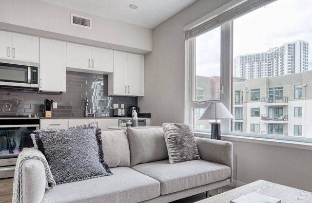 Luxe Emeryville Studio w/ Gym, Pool, Parking, near BART, by Blueground