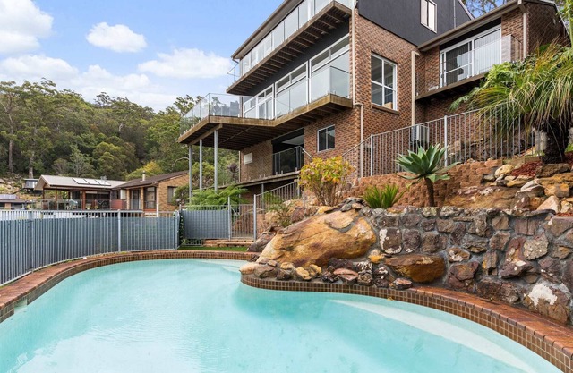 Luxe Family Retreat - Large Pool and Sea Views