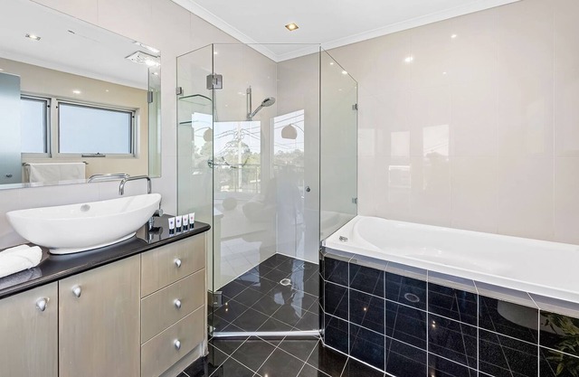 Luxe Five Bedroom House in Ryde