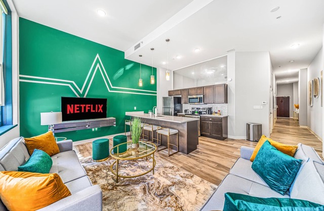 Luxe Flat w/Heated Pool & Sauna Gym Heart of DT