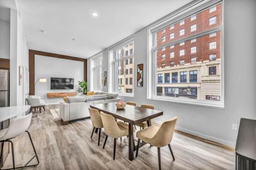 Luxe Flat with Heated Pool Sauna Rooftop Deck Gym