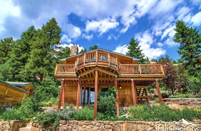 Luxe Getaway | Fireplace | Deck | Mtn Views | Wifi
