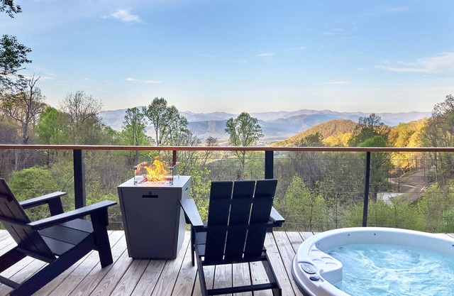 Luxe Glass Cabin + Hot Tub+ Mountain View +Hiking