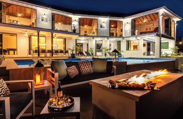 Luxe Grand Villa Modern Spacious 6-bedroom with private Beach. Staff Included.