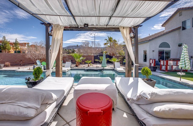 Luxe Henderson Retreat w/Pool - 13 Mi to Strip!