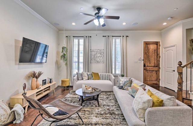 Luxe Irving Townhome 15 Mi to Downtown Dallas