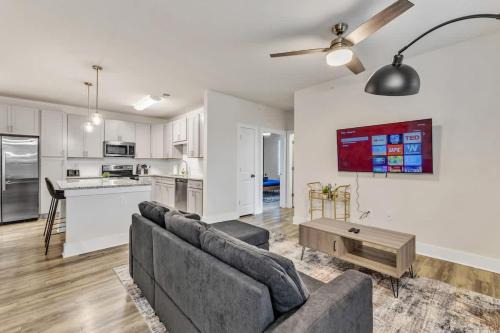 Luxe King 3BR Suite Mins to Downtown Durham