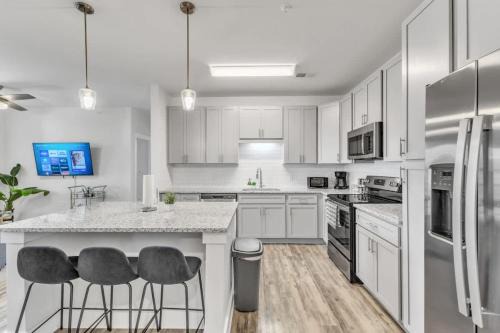 Luxe King 3BR Suite to Downtown Durham