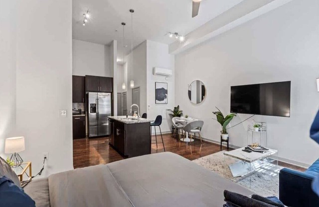 Luxe King Bed Studio—in Midtown!