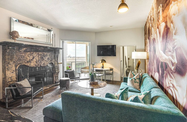 Luxe Long Beach Condo w/Pool: 1 Mi to Shoreline!