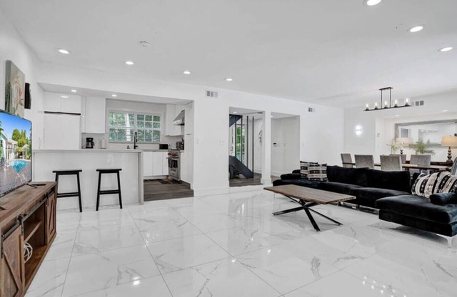 Luxe Mansion/10min Walk Beach/Gameroom/Heated pool