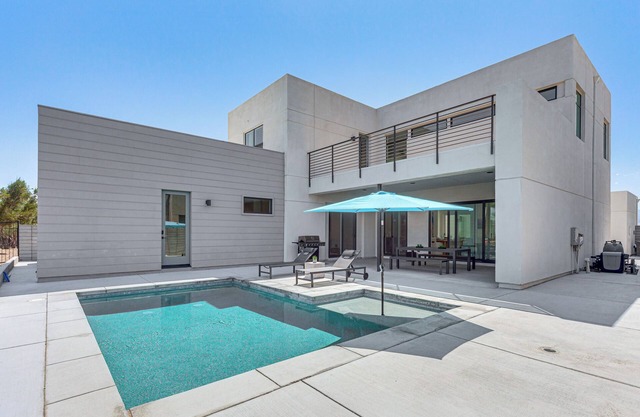 Luxe Oasis: Modern Mtn-View Gem in Palm Springs!