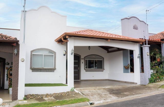 Luxe Oasis w/Pool/2br/parking & Sports Courts