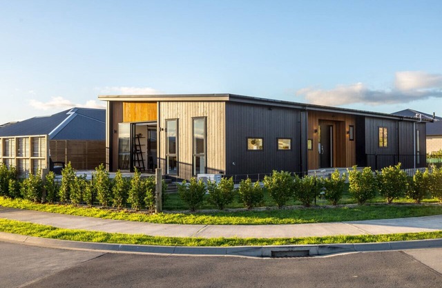 Luxe On Burgundy, Martinborough