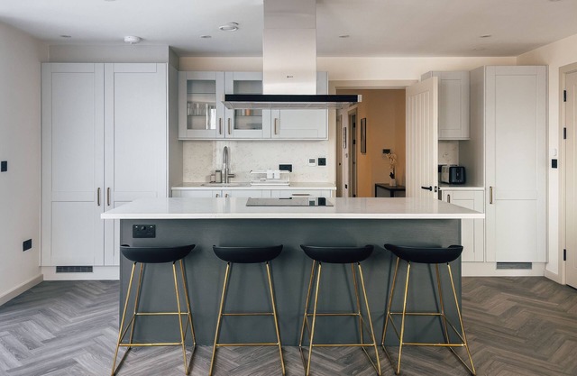 Luxe Penthouse Retreat: With Free Parking!