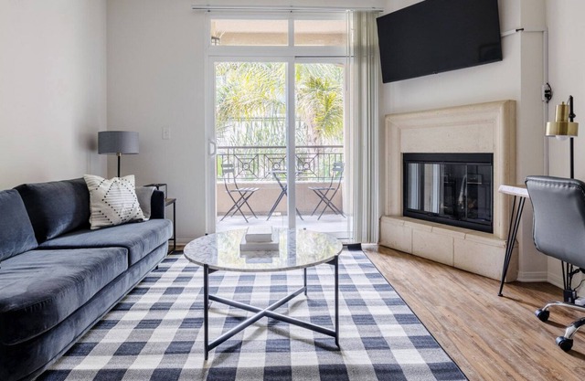 Luxe Playa del Rey 2BR w/ W/D, Gym, Pool, 5 min to beach, by Blueground