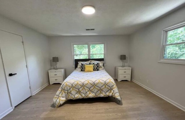 Luxe relaxing 2 bedroom townhouse with parking