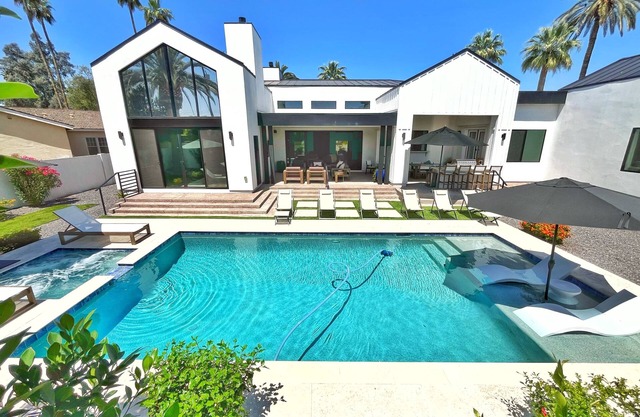 +LUXE Retreat just steps from Old Town Scottsdale! Pool, Spa, Outdoor Oasis +
