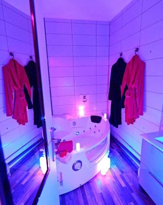 Luxe Sauna Privatif et Grand bain Jacuzzi à deux à Biscarosse Plage pour Nuit Romantique avec décoration LED et Bougies