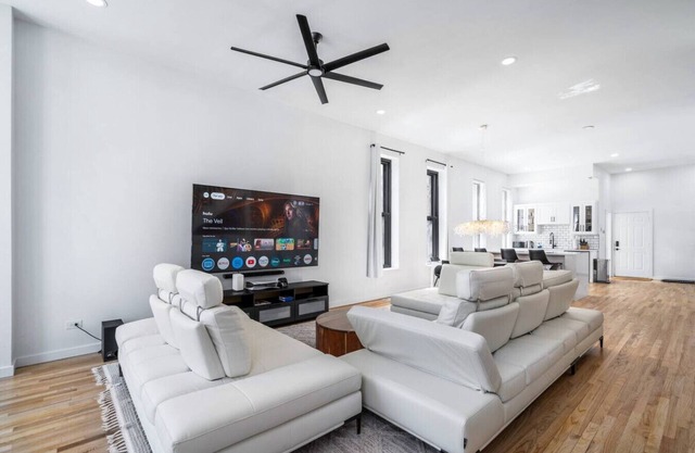 Luxe Spacious SFH in Bucktown w/Secure Parking