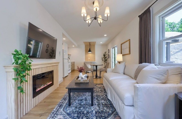 Luxe Stay for Two w/Private Hot Tub & Patio