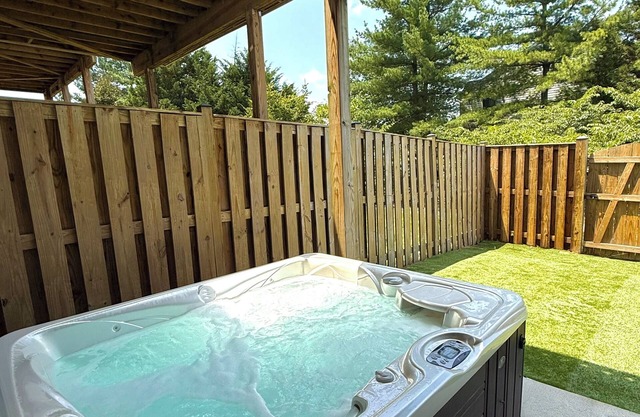 Luxe Townhouse Retreat Hot Tub Sauna Loft Fireplace Near One loudon