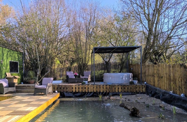 Luxe vakantiewoning in Lugny met natuurlijke zwemvijver, sauna en jacuzzi.