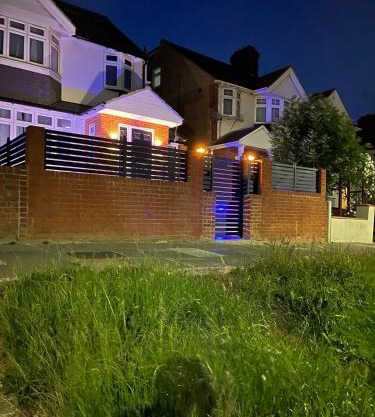 Luxe Villa, 4 En-suite Bedrooms - West London - Wembley Stadium 5KM away