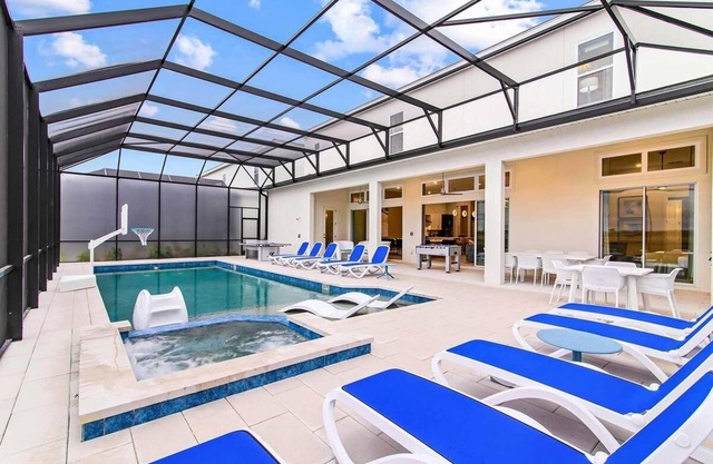 Luxe Villa w/Golf Simulator, Builder BR, Theater, Game Loft & Gym - Near Disney