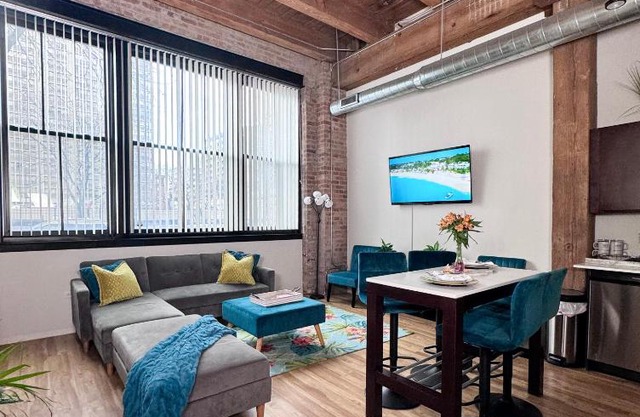 Luxéry Stay Chicago - Themed Units! Close to Downtown, McCormick Place & Wintrust Arena