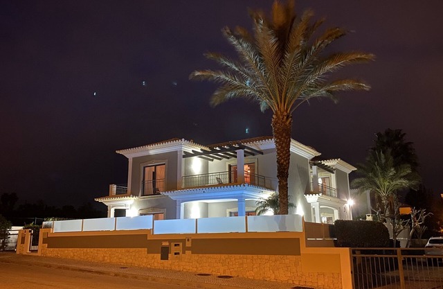 Luxorious 3 bedroom villa with ensuite bathrooms overlooking Porto de Mós beach