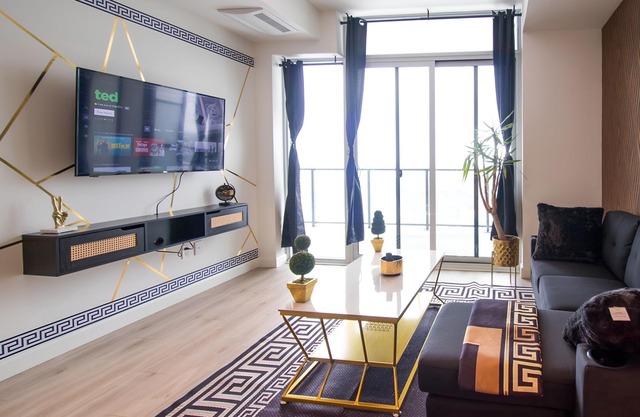 Luxorious High Rise King Suite With Underground Parking
