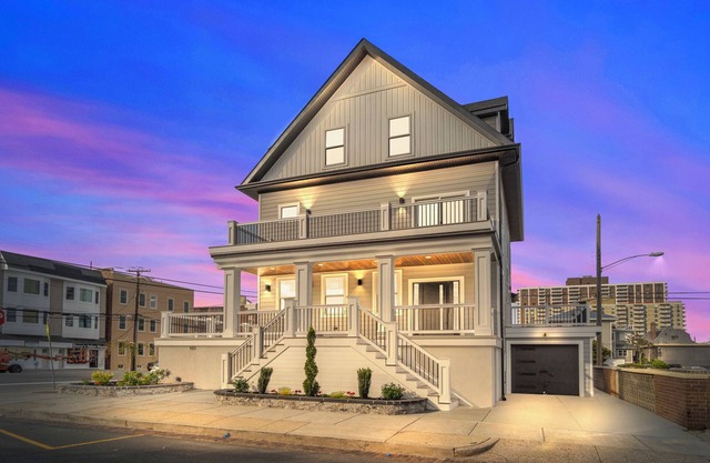 Luxory 7-bedroom Beach block house- double driveway-no neighbors