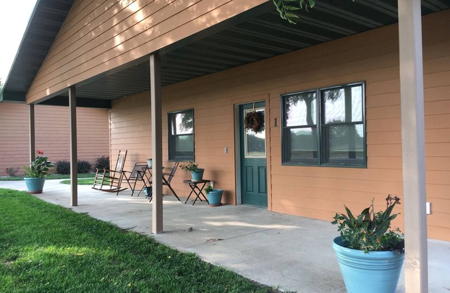 Luxory Family Sized Central KS Cabin