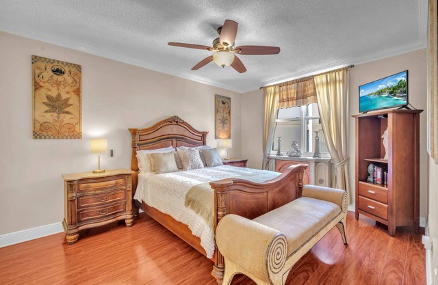 Luxurious 1-Bedroom Condo with Wifi, Pool and Gym in Historical West Palm Beach