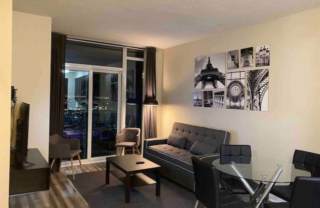 Luxurious 1 Bedroom+ Den, 1 Bath Condo/Square One