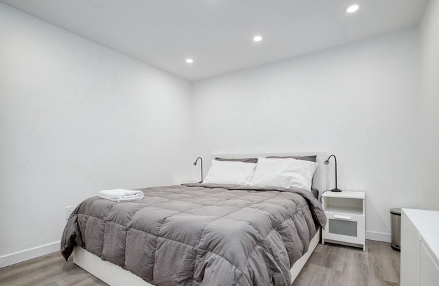 Luxurious 1Bedroom/2 Bed/1Bath Apartment with WFH Setup