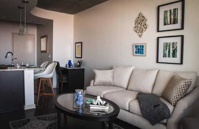 LUXURIOUS 1BR APT IN UPTOWN HIGH-RISE W/CITY VIEWS