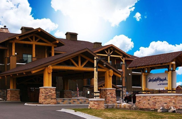 Luxurious 2 bedroom twin condo at entrance to Yellowstone NP