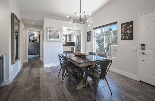 Luxurious 2 bedroom, 2 bath upper unit [7-night min.]