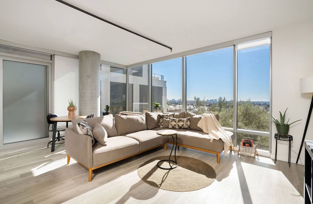 Luxurious 2 bedroom high rise loft on Sunset Blvd w/a view!