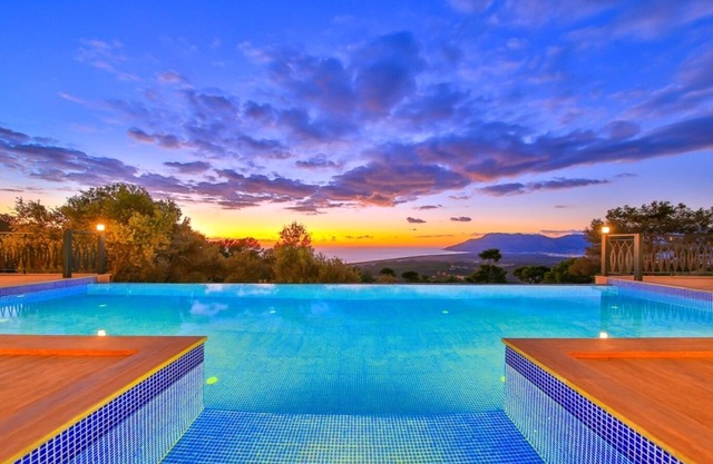 Luxurious 2 Bedroom Villa with Stunning Sea views