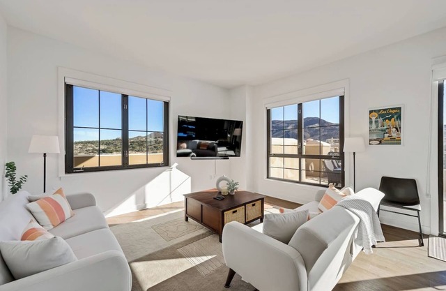 Luxurious 2BR penthouse on Lake Las Vegas shores