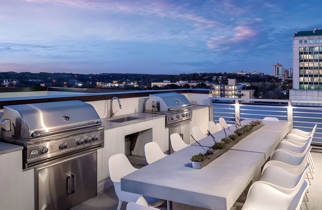 Luxurious 2BR Presidential Suite - Great Views Rooftop Pool! Sept 7 - 11, 2025.